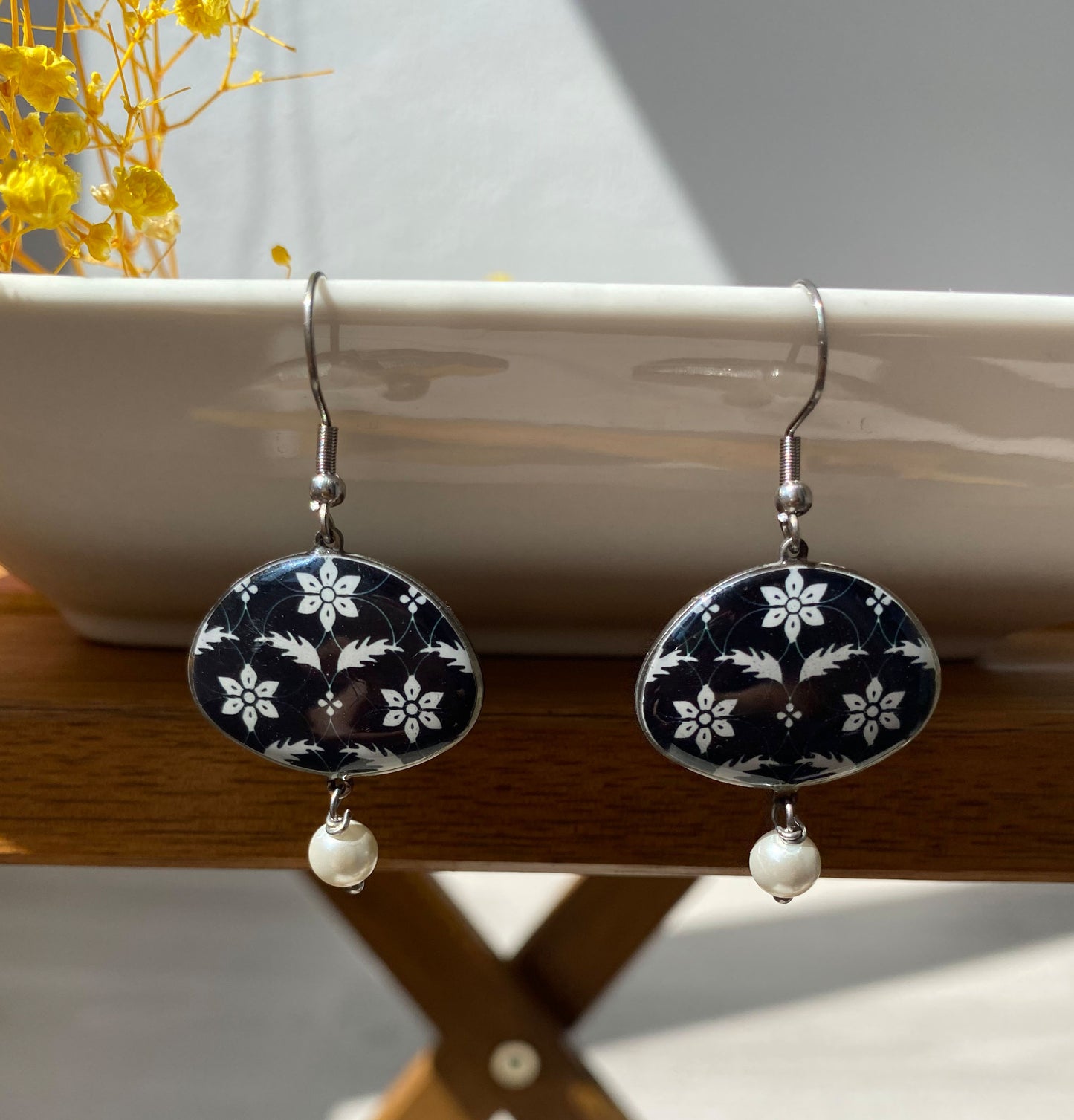 Orientalische Ohrringe mit schwarzem Blumenmuster & Perle – Tropfenform | Handgemacht