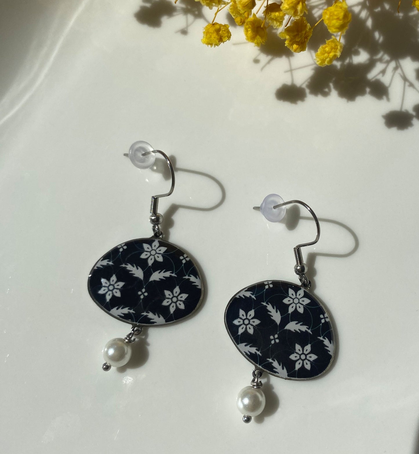 Orientalische Ohrringe mit schwarzem Blumenmuster & Perle – Tropfenform | Handgemacht