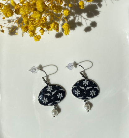 Orientalische Ohrringe mit schwarzem Blumenmuster & Perle – Tropfenform | Handgemacht