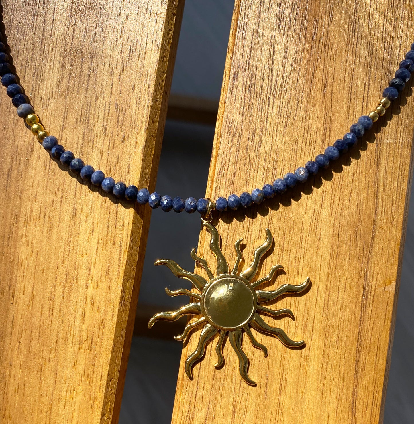 Naturstein Halskette mit Sonnen-Anhänger | Handgefertigt aus Edelstahl