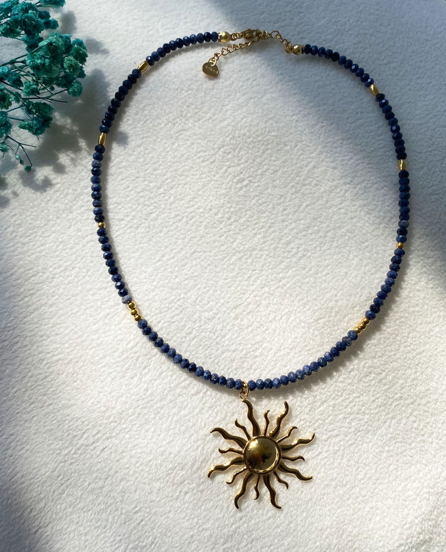 Naturstein Halskette mit Sonnen-Anhänger | Handgefertigt aus Edelstahl