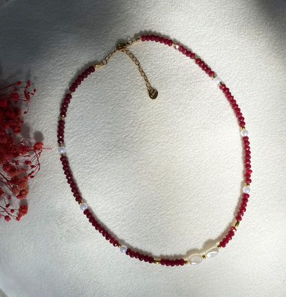 Rote Naturstein Halskette mit weißen Perlen & Edelstahl-Details | Handgefertigt