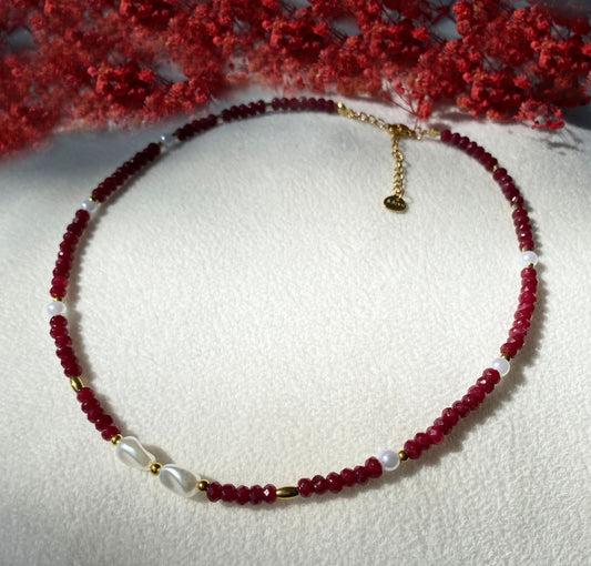 Rote Naturstein Halskette mit weißen Perlen & Edelstahl-Details | Handgefertigt