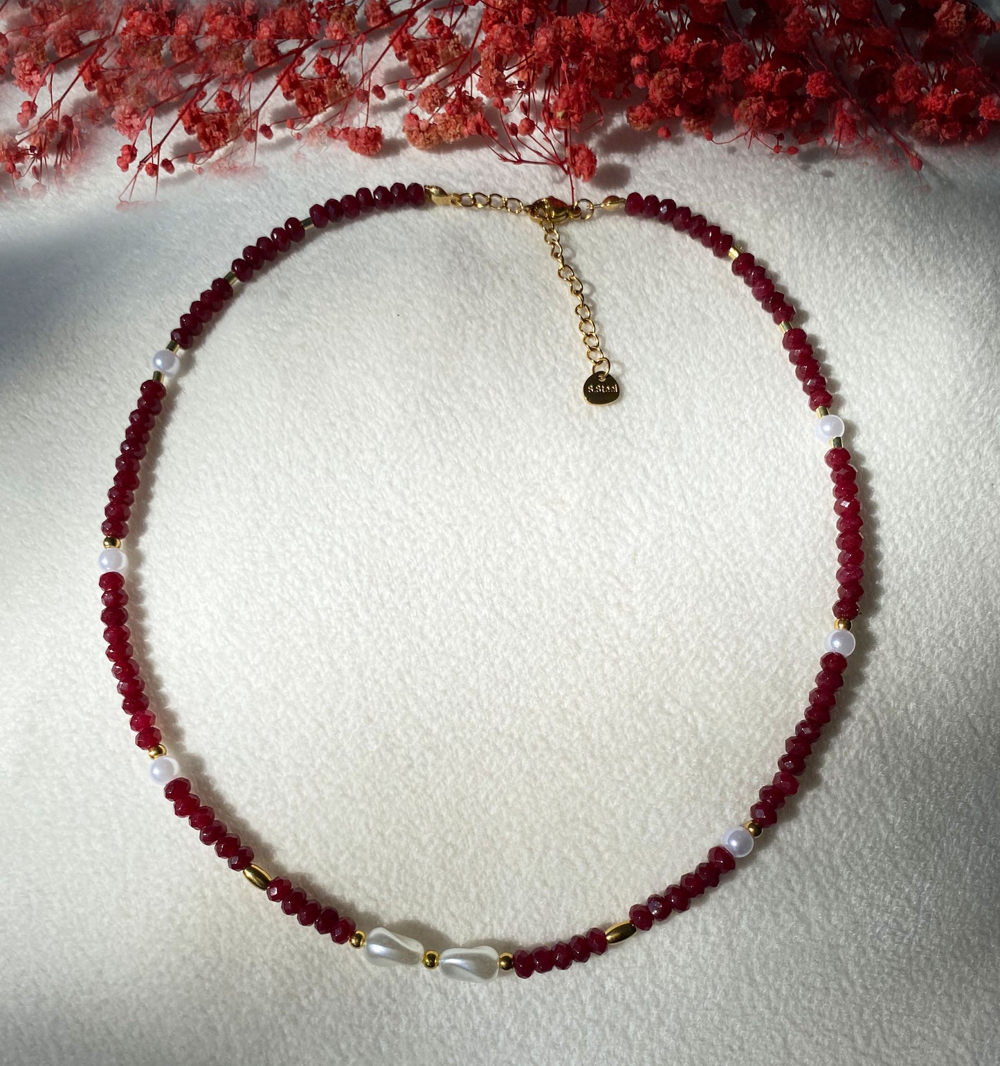 Rote Naturstein Halskette mit weißen Perlen & Edelstahl-Details | Handgefertigt