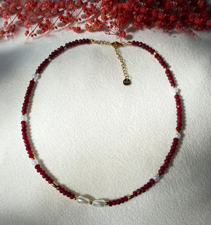 Rote Naturstein Halskette mit weißen Perlen & Edelstahl-Details | Handgefertigt