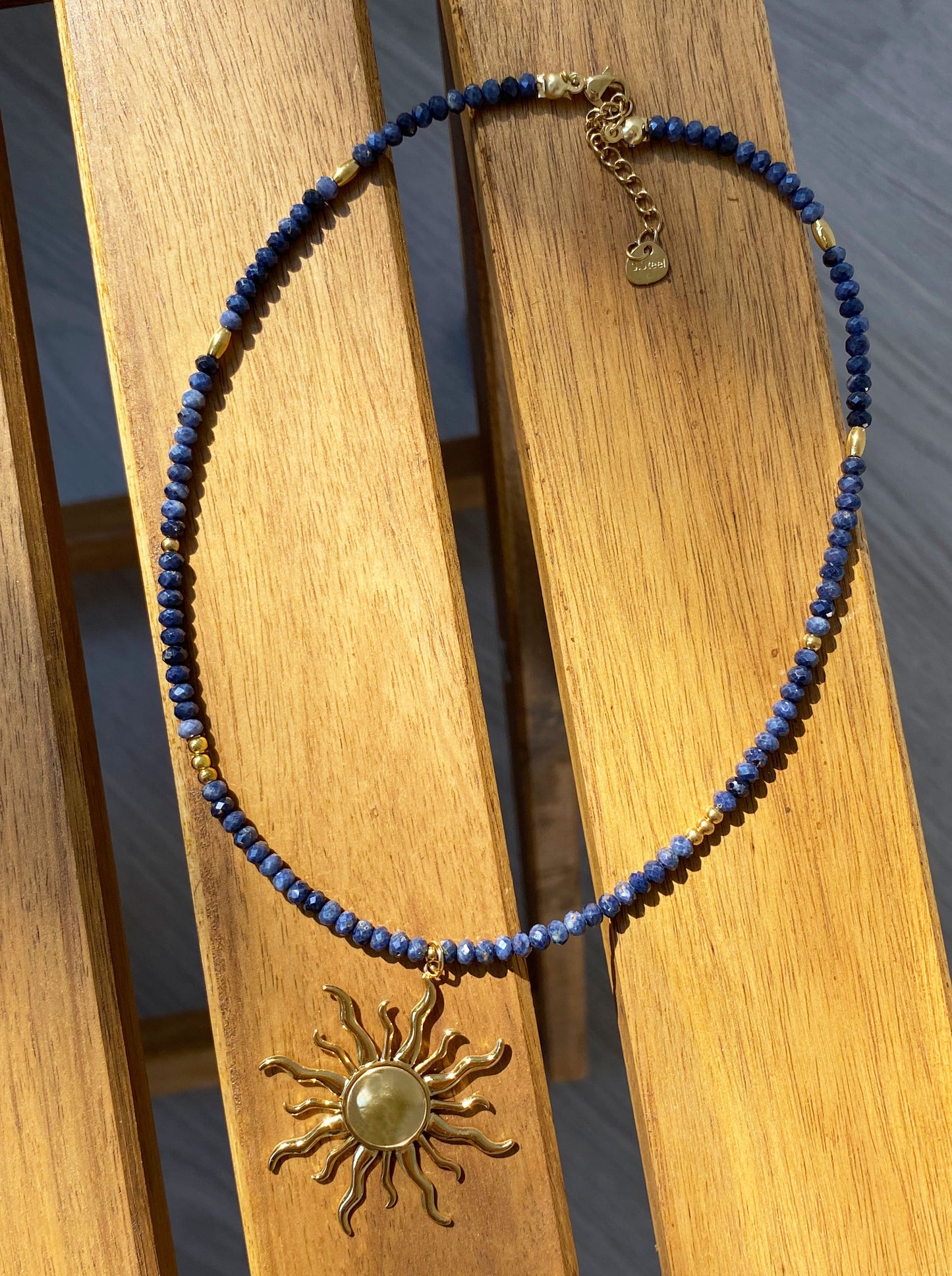 Naturstein Halskette mit Sonnen-Anhänger | Handgefertigt aus Edelstahl