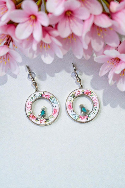 Runde Emaille-Ohrringe mit Vogel & Blumenmuster – Rosa & Türkis