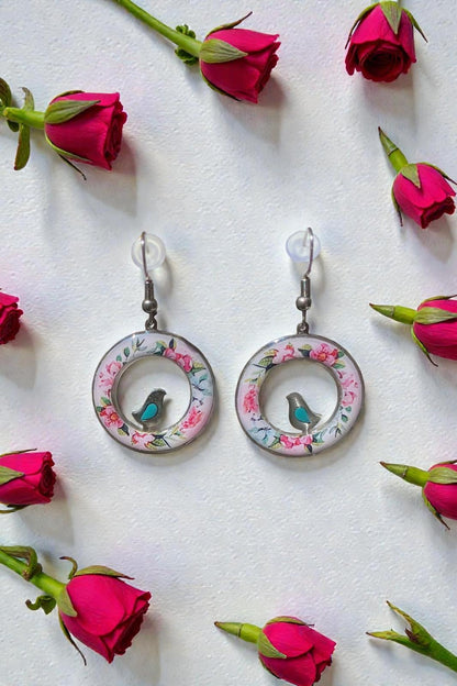 Runde Emaille-Ohrringe mit Vogel & Blumenmuster – Rosa & Türkis