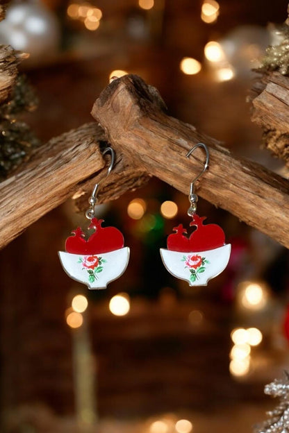 Handgefertigte Ohrringe mit Granatapfel-Motiv – Emaille-Design mit Schälchen und Rose | Rot & Weiß