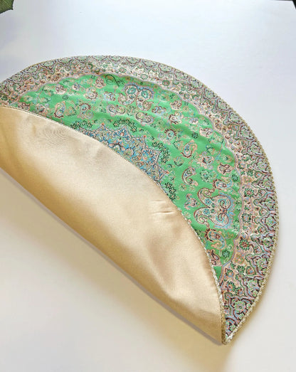 Termeh-Tischdecke (Ø 38 cm) – Handgewebt aus Seide & Baumwolle – Ornamentik in Grün & Pastelltönen